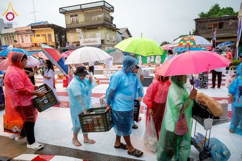 ภาพ No.226046:วันอาทิตย์ที่ 25 พฤษภาคม พ.ศ. 2568 พิธีตักบาตรพระ 1,000 รูปเมืองตรัง ครบรอบ 110 ปี เมืองทับเที่ยง ถวายเป็นพุทธบูชา ถวายเป็นพระราชกุศลแด่รัชกาลที่ 10 และอุทิศส่วนกุศลแด่อดีตเจ้าเมืองตรัง และบรรพบุรุษ ณ บริเวณหน้าศาลากลางจังหวัดตรัง ถนนพระราม 6