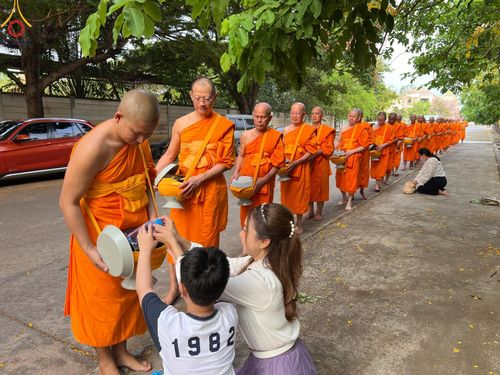 ภาพ No.136012:พระธรรมทายาท โครงการบวชพระนานาชาติ AEC & WAB ผู้บริหารรุ่นที่ 2 บิณฑบาต ณ หอฉันคุณยายอาจารย์ฯ เมืองแก้วมณี หมู่บ้านแก้วพุทธรักษา วันที่ 28 เมษายน พ.ศ. 2567