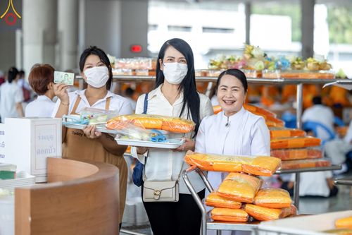 ภาพ No.162099:พิธีถวายภัตตาหารเมนูสวรรค์ เนื่องในวันออกพรรษา (ขึ้น 15 ค่ำ เดือน 11) วันพฤหัสบดีที่ 17 ตุลาคม พ.ศ. 2567 ณ หอฉันคุณยายอาจารย์ฯ วัดพระธรรมกาย