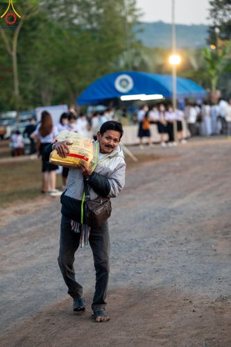 ภาพ No.103808:พิธีตักบาตรพระ 1,000 รูป ครั้งที่ 7 ถวายเป็นพุทธบูชา เพื่อช่วยเหลือคณะสงฆ์ 323 วัด 4 จังหวัดชายแดนภาคใต้ และถวายแด่คณะสงฆ์จังหวัดพิษณุโลก ณ ลานธรรมธุดงคสถานพิษณุโลก อ.วังทอง จ.พิษณุโลก วันที่ 24 ธันวาคม พ.ศ. 2566