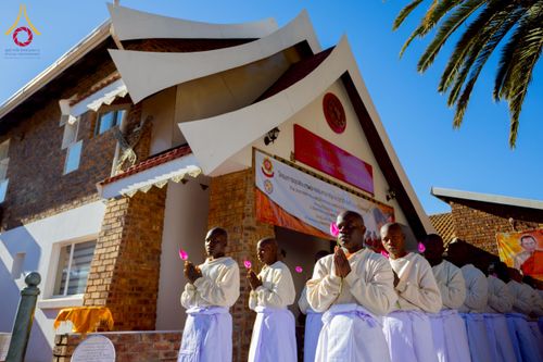 ภาพ No.231615:โครงการบรรพชาอุปสมบทหมู่ครั้งที่ 2 ณ วัดพระธรรมกายโจฮันเนสเบิร์ก ประเทศแอฟริกาใต้ วันอาทิตย์ 29 มิถุนายน พ.ศ. 2568