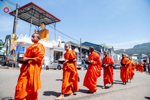 ภาพ No.225620:วันที่ 5 พฤษภาคม พ.ศ. 2568 พิธีบิณฑบาตรอบเมืองนูวราอิลิย่า ฉลองเทศกาลวิสาขบูชา แห่งชาติประเทศศรีลังกา