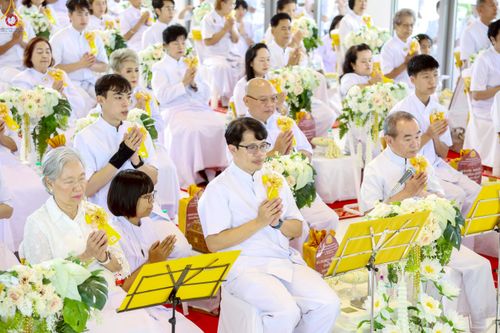 ภาพ No.239360:วันอาทิตย์ที่ 17 สิงหาคม พ.ศ. 2568 พิธีกดปุ่มอัญเชิญรูปเหมือน พระมงคลเทพมุนี (สด จันทสโร)  ณ มหาวิหารแก้วพระมงคลเทพมุนี  ศูนย์ปฏิบัติธรรมแก้วเมืองเลย