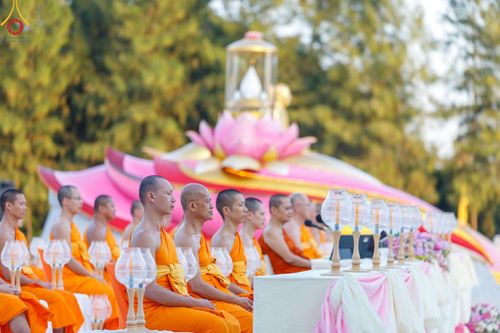 ภาพ No.192612:พิธีจุดประทีปถวายเป็นพุทธบูชา และบูชาธรรมมหาปูชนียาจารย์ ณ อนุสรณ์สถานคลองบางนางแท่น อ.สามพราน จ.นครปฐม ในโครงการธรรมยาตรา กตัญญูบูชา มหาปูชนียาจารย์ พระมงคลเทพมุนี(สด จนฺทสโร) พระผู้ปราบมาร อนุสรณ์สถาน 7 แห่ง ปีที่ 13 วันที่ 10 มกราคม พ.ศ. 2568