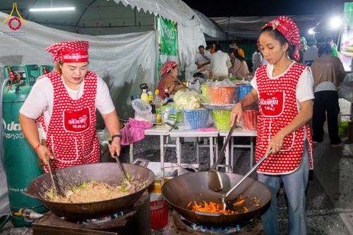 ภาพ No.193562:สาธุชนถวายภัตตาหารเป็นสังฆทาน แด่พระธรรมยาตรา ณ อนุสรณ์สถานคลองบางนางแท่น อ.สามพราน จ.นครปฐม ในโครงการธรรมยาตรา กตัญญูบูชา มหาปูชนียาจารย์ พระมงคลเทพมุนี(สด จนฺทสโร) พระผู้ปราบมาร อนุสรณ์สถาน 7 แห่ง ปีที่ 13 วันที่ 11 มกราคม พ.ศ. 2568