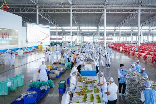 ภาพ No.60181:คณะสงฆ์ 10,000 กว่าวัดฉันภัตตาหารเพล ในวันคุ้มครองโลก วันจันทร์ที่ 22 เมษายน พ.ศ. 2567 ณ สภาธรรมกายสากล วัดพระธรรมกาย