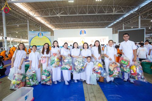 ภาพ No.209301:วันอาทิตย์ที่ 2 มีนาคม พ.ศ. 2568 พิธีตักบาตร ข้าวสารอาหารแห้ง ณ บ้านแก้วเรือนทองคุณยายฯ สภาธรรมกายสากล วัดพระธรรมกาย