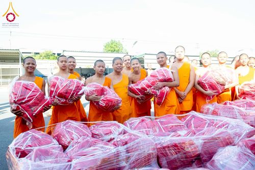 ภาพ No.273643:วันที่ 27 พฤศจิกายน พ.ศ. 2568 คณะศิษยานุศิษย์วัดพระธรรมกาย มูลนิธิธรรมกาย มอบอาหารและสิ่งของความช่วยเหลือให้พี่น้องชาวใต้ ผู้ประสบอุทกภัยน้ำท่วม