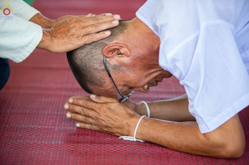 ภาพ No.101550:พิธีขอขมาและมอบผ้าไตร ในโครงการอุปสมบทบูชาธรรม มหาปูชนียาจารย์ พ.ศ. 2566 ณ ธุดงคสถานลำพูน ต.เหล่ายาว อ.บ้านโฮ่ง จ.ลำพูน  วันที่ 7 ธันวาคม พ.ศ. 2566