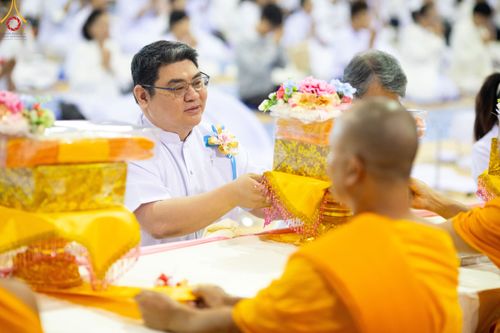 ภาพ No.188481:พิธีถวายภัตตาหารเป็นสังฆทาน แด่พระธรรมยาตรา ในโครงการธรรมยาตรา กตัญญูบูชา มหาปูชนียาจารย์ พระมงคลเทพมุนี(สด จนฺทสโร) พระผู้ปราบมาร อนุสรณ์สถาน 7 แห่ง ปีที่ 13 ณ สภาธรรมกายสากล วัดพระธรรมกาย วันที่ 3 มกราคม พ.ศ. 2568