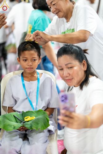 ภาพ No.132828:พิธีตัดปอยผม โครงการสามเณรฟื้นฟูพระพุทธศาสนาทั่วไทย ณ มหารัตนวิหารคด26 วัดพระธรรมกาย วันอาทิตย์ที่ 31 มีนาคม พ.ศ. 2567