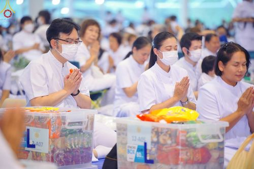 ภาพ No.122986:พิธีตักบาตร และพิธีบูชาข้าวพระ ในวันอาทิตย์ต้นเดือนที่ 4 กุมภาพันธ์ พ.ศ. 2567 ณ วัดพระธรรมกาย จ.ปทุมธานี