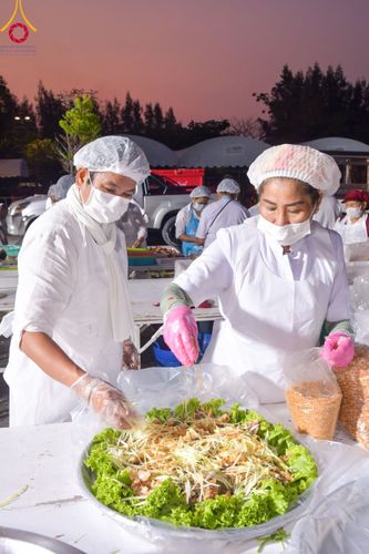 ภาพ No.110972:พิธีถวายภัตตาหารเป็นสังฆทาน แด่คณะพระธรรมยาตราฯ ในโครงการธรรมยาตรา กตัญญูบูชา มหาปูชนียาจารย์ พระมงคลเทพมุนี(สด จนฺทสโร) พระผู้ปราบมาร อนุสรณ์สถาน 7 แห่ง ปีที่ 12 วันที่ 13 มกราคม พ.ศ. 2567 ณ อนุสรณ์สถานมหาวิหารพระมงคลเทพมุนี  (โลตัสแลนด์) อ.สองพี่น้อง จ