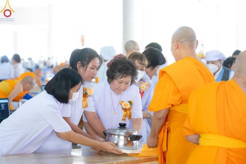 ภาพ No.208332:พิธีสวดพระพุทธมนต์ และถวายภัตตาหารเมนูสวรรค์แด่พระภิกษุ สามเณร วันที่ 15 กุมภาพันธ์ พ.ศ. 2568 ณ หอฉันคุณยายอาจารย์ฯ วัดพระธรรมกาย