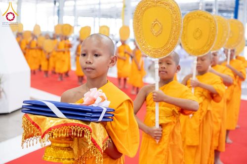 ภาพ No.237407:วันอาทิตย์ที่ 10 สิงหาคม พ.ศ.2568 พิธีมอบใบประกาศเกียรติคุณ โครงการสอบบาลี "ฉลองแชมป์" บูชาธรรม 80 ปี หลวงพ่อธัมมชโย ประจำปี 2568 และ พิธีมอบดวงแก้วสามเณรทรงบาลีไวยากรณ์ ณ สภาธรรมกายสากล วัดพระธรรมกาย ปทุมธานี