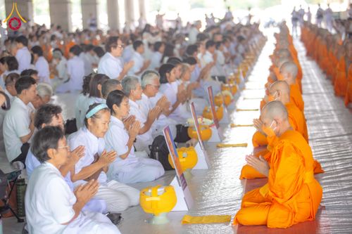 ภาพ No.62526:พิธีถวายบาตรเเละไทยธรรม ในโครงการอุปสมบทหมู่ บูชาธรรมหลวงพ่อธัมมชโย พ.ศ.2567 ณ ลานธรรม พระมหาธรรมกายเจดีย์ วันที่ 13 เมษายน พ.ศ.2567