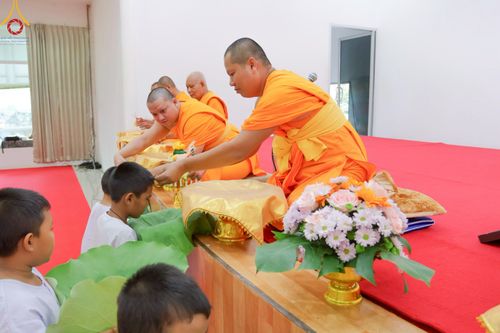 ภาพ No.216154:วันเสาร์ที่ 5 เมษายน พ.ศ. 2568 พิธีตัดปอยผม พิธีขอขมาผู้ปกครอง พิธีขอขมามอบผ้าไตร พิธีบรรพชา พิธีถวายบาตรสามเณร ณ ศูนย์ปฏิบัติธรรมและศูนย์อบรมเยาวชนเพชรบุรี ต.ท่าแลง อ.ท่ายาง จ.เพชรบุรี