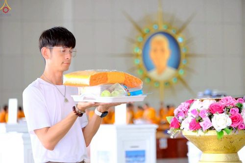 ภาพ No.229645:วันที่ 25 มิถุนายน พ.ศ. 2568 (แรม 15 ค่ำ เดือน 7) พิธีบุพเปตพลี ครั้งที่ 166 ร่วมอุทิศบุญแด่หมู่ญาติที่ล่วงลับไปแล้ว และสืบทอดอายุพระพุทธศาสนา ณ หอฉันคุณยายอาจารย์ฯ วัดพระธรรมกาย