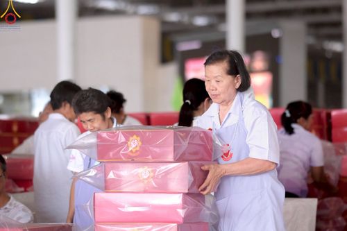 ภาพ No.214301:วันที่ 29 มีนาคม พ.ศ.2568 กิจกรรมใส่ถุงซิปกล่องไทยธรรม เพื่อรักษาความประณีตของกล่องไทยธรรม ในทุกสภาพอากาศ ณ บ้านแก้วเรือนทองคุณยาย วัดพระธรรมกาย