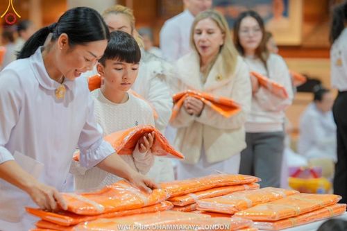 ภาพ No.159886:พิธีบูชาข้าวพระ วันอาทิตย์ต้นเดือน ณ วัดพระธรรมกายลอนดอน วันที่ 6 ตุลาคม พ.ศ. 2567