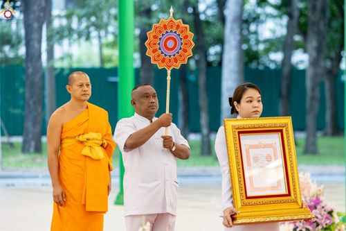 ภาพ No.230904:วันอังคารที่ 1 กรกฎาคม พ.ศ. 2568 ผู้ว่าราชการจังหวัดปทุมธานี เป็นประธานพิธีต้อนรับ สัญญาบัตร พัดยศ พระครูสัญญาบัตรสายต่างประเทศ วัดพระธรรมกาย ประจำปี พ.ศ. 2568 จำนวน 19 รูป