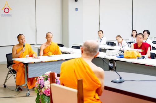 ภาพ No.222485:วันที่ 21 เมษายน พ.ศ. 2568 หลวงพ่อทัตตชีโวต้อนรับคณะสงฆ์จีน ณ อาคาร 100 ปี คุณยายมหารัตนอุบาสิกาจันทร์ ขนนกยูง วัดพระธรรมกาย