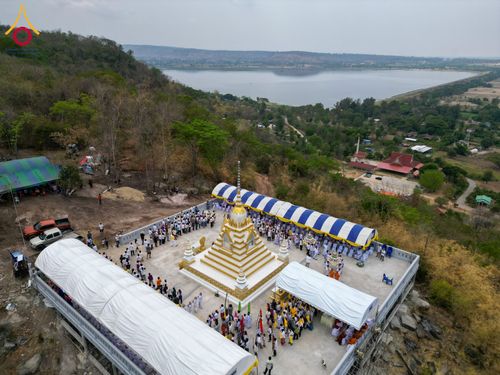 ภาพ No.131414:พิธีอัญเชิญพระบรมสารีริกธาตุ และองค์พระพุทธรัตนกายสิทธิ์ ติดตั้งองค์พระเจดีย์จตุรทิศ ถวายองค์พระเจดีย์ ลานธรรมและกำแพงแก้ว ถวายเป็นพุทธบูชา น้อมถวายบูชาธรรมหลวงพ่ออายุวัฒนมงคล ๘๐ พรรษา วันเสาร์ที่ ๑๖ มีนาคม พ.ศ. ๒๕๖๗ ณ วัดเขาพญาปราบ ต.ตะขบ อ.ปักธงชัย จ.น