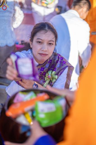 ภาพ No.187116:พิธีตักบาตรพระ ๕๐๐ รูป "สร้างบุญใหญ่ ส่งท้ายปีเก่า ต้อนรับปีใหม่ ๒๕๖๘" วันเสาร์ที่ ๒๘ ธันวาคม พ.ศ. ๒๕๖๗ ณ ถนนหน้าที่ว่าการอำเภอภูเรือ จังหวัดเลย