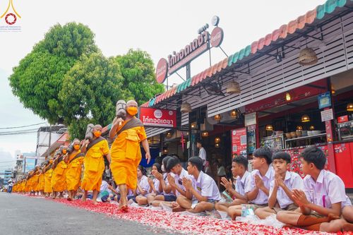 ภาพ No.128452:พิธีอัญเชิญพระบรมสารีริกธาตุ " ใจกลางเมืองนครหาดใหญ่ " เพื่อประดิษฐาน ณ มหารัตนเจดีย์สิริปทุมสวรรค์ (เจดีย์อริยพุทธะ 5 พระองค์) ศูนย์ปฏิบัติธรรมภาคใต้ อ.บางกล่ำ จ.สงขลา  วันที่ 9 มีนาคม พ.ศ. 2567 (ชุดที่ 2)