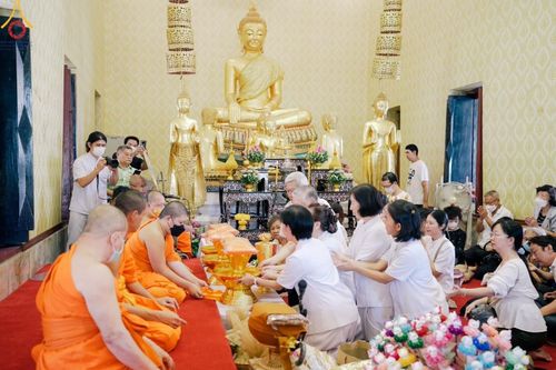 ภาพ No.169712:พิธีทอดกฐิน ณ วัดบางขุนนนท์ เขตบางกอกน้อย จ.กรุงเทพมหานคร ในโครงการกฐินสามัคคีทั่วไทย 30,000 วัด บูชาธรรม 80 ปี หลวงพ่อธัมมชโย โดยคณะศิษยานุศิษย์วัดพระธรรมกาย วันที่ 26 ตุลาคม พ.ศ. 2567