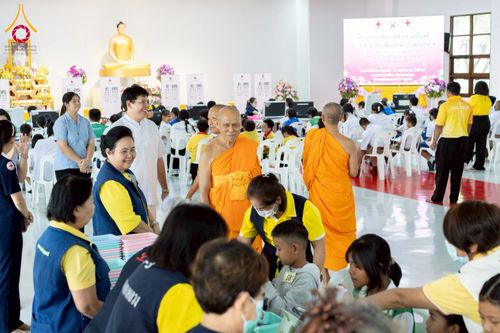 ภาพ No.230314:วันจันทร์ที่ 30 มิถุนายน พ.ศ. 2568 เจ้าอาวาสวัดพระธรรมกาย เยี่ยมอนุโมทนาให้กำลังใจ บุคลากรทางการแพทย์-เจ้าหน้าที่ผู้ปฏิบัติงาน โครงการรถตัดแว่นสายตาเคลื่อนที่สภากาชาดไทย เพื่อเด็กนักเรียนในชนบท พื้นที่จังหวัดปทุมธานี