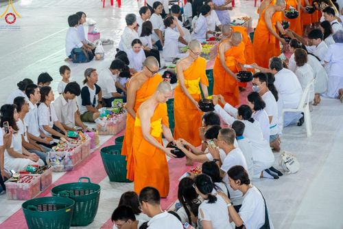 ภาพ No.142254:พิธีตักบาตรฉลองพระใหม่ ในโครงการอุปสมบทหมู่ธรรมทายาท ระดับอุดมศึกษา รุ่นที่ 51 ภาคฤดูฝน ณ วัดพระธรรมกาย จ.ปทุมธานี วันเสาร์ที่ 22 มิถุนายน พ.ศ. 2567