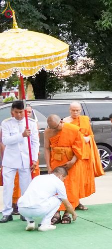 ภาพ No.146663:พิธีต้อนรับสัญญาบัตร พัดยศ ผ้าไตร ในโอกาสที่พระบาทสมเด็จพระเจ้าอยู่หัว ทรงพระกรุณาโปรดพระราชทานสัญญาบัตรตั้งสมณศักดิ์ พระวิมลศาสนวิเทศ (สำรวจ กมโล) เจ้าอาวาสวัดไทยนอร์เวย์ เป็นพระราชาคณะชั้นราช ในราชทินนามที่ “พระราชวชิรศาสนวิเทศ”