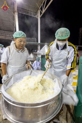 ภาพ No.203163:พิธีถวายภัตตาหารเป็นสังฆทาน แด่พระธรรมยาตรา ณ วัดพระธรรมกาย ตำบลคลองสาม อำเภอคลองหลวง จังหวัดปทุมธานี ในโครงการธรรมยาตรา กตัญญูบูชา มหาปูชนียาจารย์ พระมงคลเทพมุนี(สด จนฺทสโร) พระผู้ปราบมาร อนุสรณ์สถาน 7 แห่ง ปีที่ 13 วันที่ 29 มกราคม พ.ศ. 2568