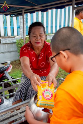 ภาพ No.217904:วันศุกร์ที่ 11 เมษายน พ.ศ. 2568 พระและสามเณร 99 รูป จากศูนย์ปฏิบัติธรรมระยอง(บ้านช่องลม) บิณฑบาต ณ ทุ่งปอเทือง ต.บางบุตร อ.บ้านค่าย จ.ระยอง เพื่อเป็นการฝึกสามเณรภาคฤดูร้อน ผ่านกิจวัตรบิณฑบาตในพื้นที่ชุมชน
