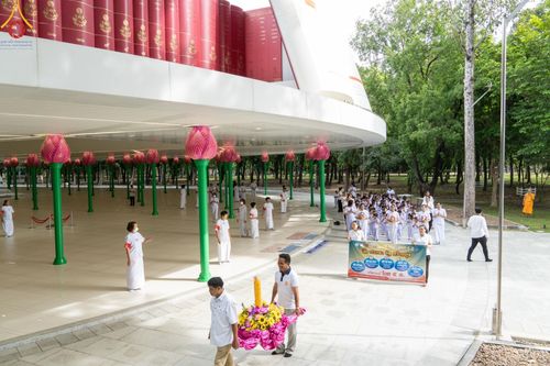 ภาพ No.144583:ชาวอำเภอคลองหลวง จังหวัดปทุมธานี ถวายเทียนพรรษามหามงคล เนื่องในเทศกาลเข้าพรรษา ประจำปี 2567 แด่คณะสงฆ์วัดพระธรรมกาย  วันพฤหัสบดีที่ 18 กรกฎาคม พ.ศ. 2567