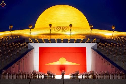 ภาพ No.253608:วันที่ 10 ตุลาคม พ.ศ. 2568 พิธีจุดประทีปบูชาพระผู้ปราบมาร, พิธีจุดประทีปบนพระมหาธรรมกายเจดีย์  20,000 ดวง เนื่องในวันคล้ายวันเกิดครบรอบ 141 ปี พระมงคลเทพมุนี (สด จนฺทสโร)