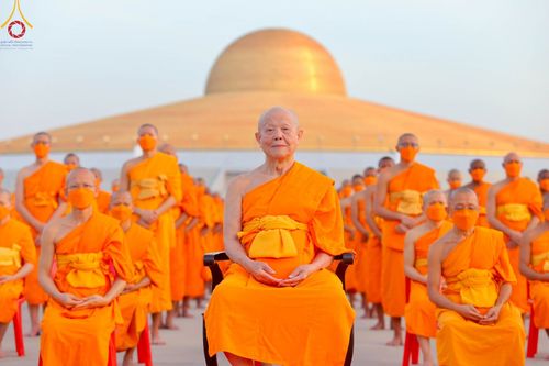 ภาพ No.102243:พระธรรมทายาทในโครงการอุปสมบทหมู่ บูชาธรรมมหาปูชนียาจารย์ ร่วมปฏิบัติธรรม ถ่ายภาพหมู่ประวัติศาสตร์ และรับฟังโอวาทจากหลวงพ่อทัตตชีโว ณ ลานธรรม พระมหาธรรมกายเจดีย์ วัดพระธรรมกาย วันที่ 15 ธันวาคม พ.ศ. 2566