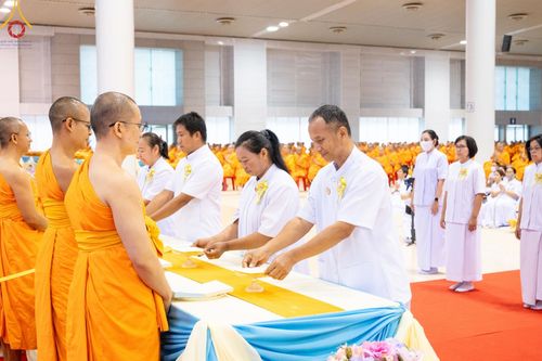 ภาพ No.146057:วันมหารำลึก ครั้งที่ 34 พิธีร่วมรำลึกถึงนักสร้างบารมีที่ล่วงลับไปแล้ว , พิธีสวดพระพุทธมนต์ ณ ห้องแก้วสารพัดนึก 1 วัดพระธรรมกาย วันเสาร์ที่ 27 กรกฎาคม พ.ศ. 2567