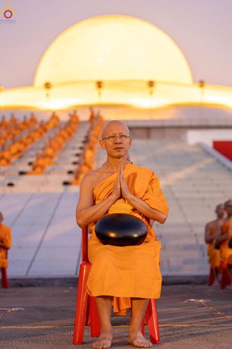 ภาพ No.279964:วันที่ 1 มกราคม พ.ศ.2569 พิธีตักบาตรในวันขึ้นปีใหม่ ณ ลานธรรม วัดพระธรรมกาย