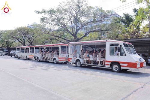 ภาพ No.311514:วันจันทร์ที่ 23 กุมภาพันธ์ พ.ศ. 2569 เปิดโลกทัศน์ผู้บริหารสถานศึกษายุคใหม่ เรียนรู้ต้นแบบการพัฒนาคนผ่านพลัง “บวร–V-Star” ผู้เข้ารับการพัฒนาตามโครงการ สพฐ. ศึกษาดูงานวัดพระธรรมกาย เสริมภาวะผู้นำคุณธรรมสู่การบริหารโรงเรียนอย่างยั่งยืน ณ อาคาร 100 ปี คุณยาย