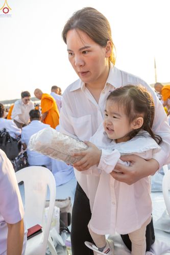 ภาพ No.279880:วันที่ 1 มกราคม พ.ศ.2569 พิธีตักบาตรในวันขึ้นปีใหม่ ณ ลานธรรม วัดพระธรรมกาย