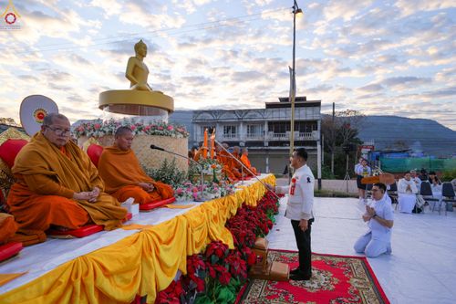 ภาพ No.281357:วันเสาร์ที่ 27 ธันวาคม พ.ศ.2568 พิธีตักบาตรพระ ๑,๐๐๐ รูป   เพื่อความเป็นสิริมงคลแก่ชีวิตและแผ่นดินไทย  มหากุศลครั้งยิ่งใหญ่แห่งปี ส่งท้ายปีเก่า ต้อนรับปีใหม่  ณ ถนนหน้าที่ว่าการอำเภอภูเรือ จังหวัดเลย