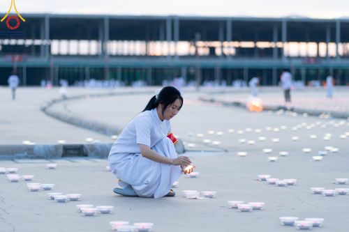 ภาพ No.86460:วันธรรมชัย ปีที่ 55 พิธีทอดผ้าป่ากฐินสมทบครั้งที่1, พิธีเจริญพุทธมนต์ ลูกนิมิตมหาสมบัติฯ พิธีจุดประทีป,พิธีฉลองชัยสวดมนต์บทธัมมจักกัปปวัตนสูตร วันอาทิตย์ที่ 27 สิงหาคม พ.ศ.2566 ณ สภาธรรมกายสากล / มหารัตนวิหารคด วัดพระธรรมกาย