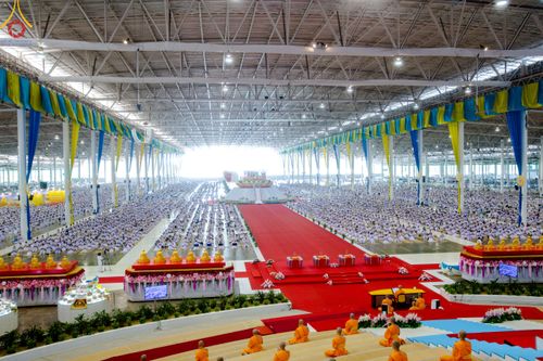 ภาพ No.78877:พิธีตักบาตร ข้าวสารอาหารแห้ง พิธีบูชาข้าวพระ ในวันอาทิตย์ต้นเดือนที่ 2 เมษายน พ.ศ. 2566