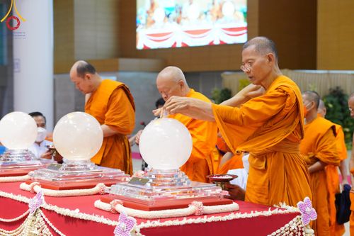 ภาพ No.86441:วันธรรมชัย ปีที่ 55 พิธีทอดผ้าป่ากฐินสมทบครั้งที่1, พิธีเจริญพุทธมนต์ ลูกนิมิตมหาสมบัติฯ พิธีจุดประทีป,พิธีฉลองชัยสวดมนต์บทธัมมจักกัปปวัตนสูตร วันอาทิตย์ที่ 27 สิงหาคม พ.ศ.2566 ณ สภาธรรมกายสากล / มหารัตนวิหารคด วัดพระธรรมกาย