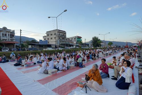 ภาพ No.187225:พิธีตักบาตรพระ ๕๐๐ รูป "สร้างบุญใหญ่ ส่งท้ายปีเก่า ต้อนรับปีใหม่ ๒๕๖๘" วันเสาร์ที่ ๒๘ ธันวาคม พ.ศ. ๒๕๖๗ ณ ถนนหน้าที่ว่าการอำเภอภูเรือ จังหวัดเลย