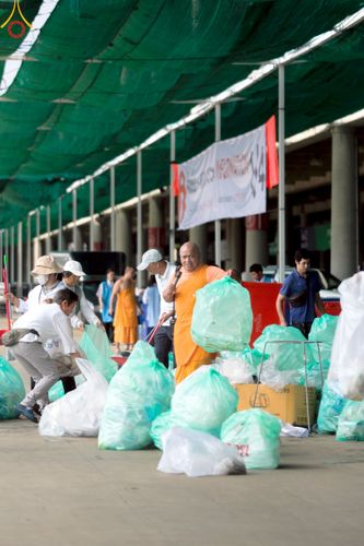 ภาพ No.220514:วันที่ 23-25 เมษายน พ.ศ. 2568 เจ้าหน้าที่และสาธุชนช่วยกัน รับบุญเก็บงานวันคุ้มครองโลก ณ วัดพระธรรมกาย