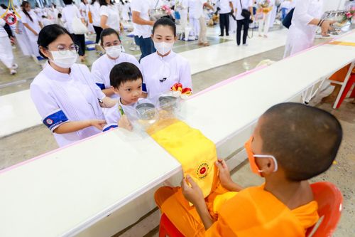 ภาพ No.123783:พิธีถวายโคมมาฆประทีป น้อมถวายเป็นพุทธบูชา แด่คณะพระภิกษุ สามเณร  ณ วัดพระธรรมกาย จ.ปทุมธานี วันเสาร์ที่ 17 กุมภาพันธ์ พ.ศ. 2567