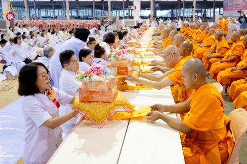 ภาพ No.203722:พิธีถวายภัตตาหารเป็นสังฆทาน แด่พระธรรมยาตรา ณ วัดพระธรรมกาย ตำบลคลองสาม อำเภอคลองหลวง จังหวัดปทุมธานี ในโครงการธรรมยาตรา กตัญญูบูชา มหาปูชนียาจารย์ พระมงคลเทพมุนี(สด จนฺทสโร) พระผู้ปราบมาร อนุสรณ์สถาน 7 แห่ง ปีที่ 13 วันที่ 30 มกราคม พ.ศ. 2568